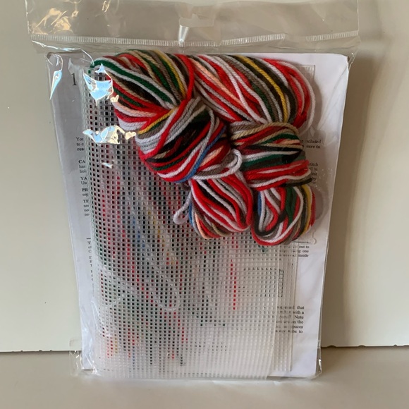 Design works crafts Inc. Santa and deer plastic canvas kit 10“ x 13 1/2“ - Picture 6 of 6